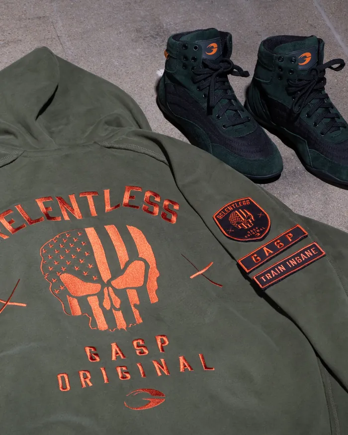 GASP Relentless Hoodie — numaralı limited patch ve nakış detayı